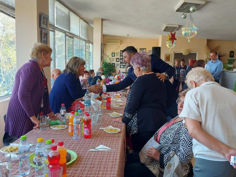 Музика огласи пенсионерския клуб в Белащица, хора с младежки дух празнуваха