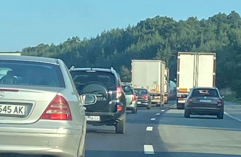 Затруднено е движението по част от АМ “Тракия“ заради ремонт