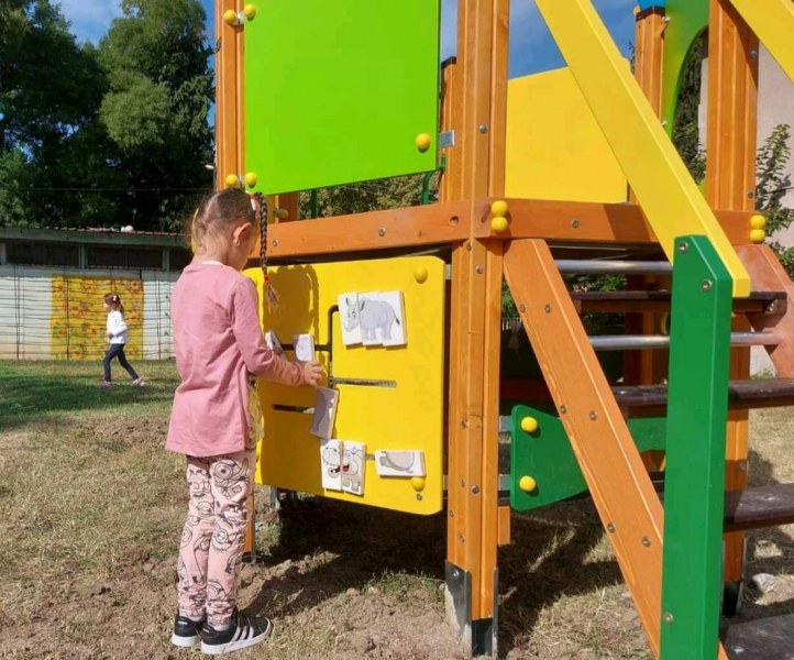 Нови катерушки и пързалки радват децата в градинaта в Брестовица