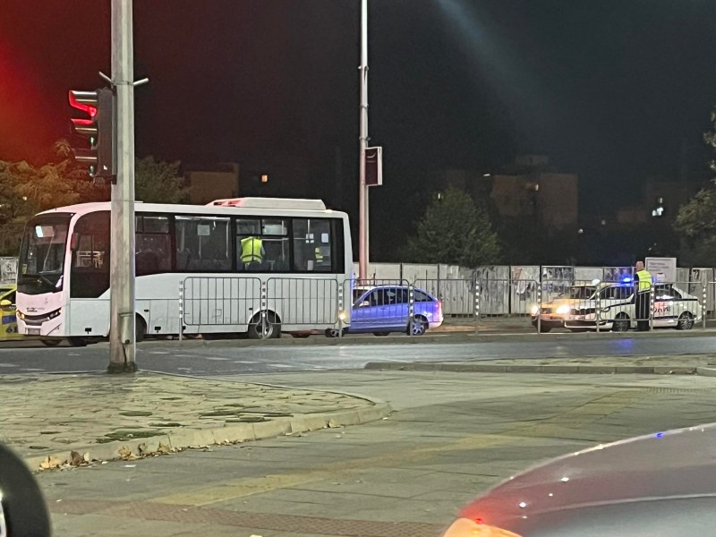 Автобус на аварийни спря на Сточна гара, има и полиция