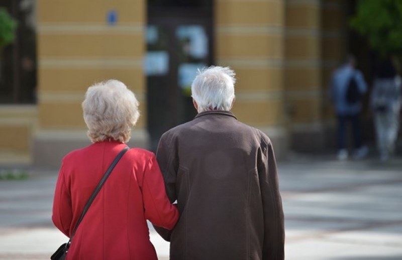 Близо 900 000 българи ще вземат по-високи пенсии през октомври