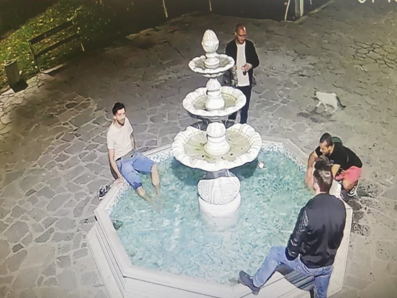 Младежи потрошиха фонтан в Пловдив, издирват ги