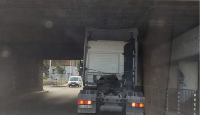 Камион се заклещи под мост в Пловдив