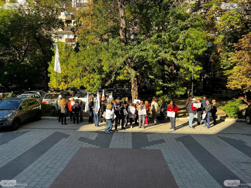 Близки на младеж, заплашен от екстрадиция, протестираха пред съда в Пловдив