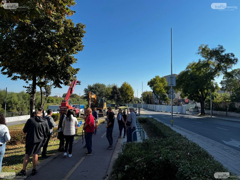 Протест пред Водната палата заради пробива