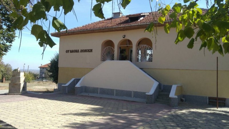 Ремонтираха читалището в Брестник със средства от великденски базар