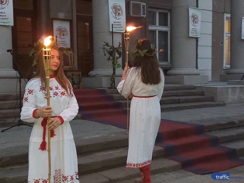 С факелно шествие и мачкане на грозде откриха фестивала  в Брестовица