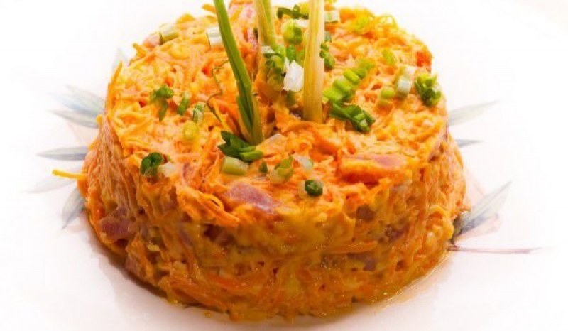 Есенна салата от моркови, ябълка, орехи, сметана - вкусна и витаминозна Есенна салата от моркови, ябълка, орехи, сметана - вкусна и витаминозна
