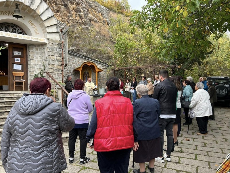 С водосвет и курбан перущенци почетоха днес света Петка