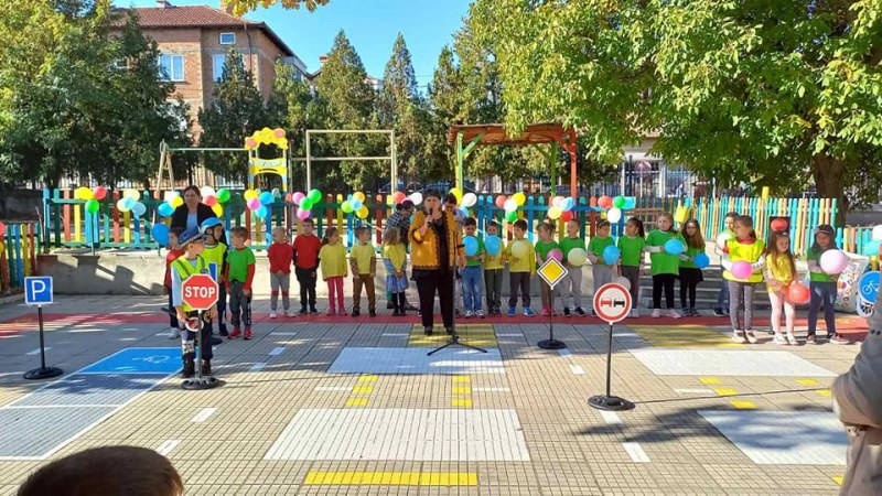 Площадка по безопасност на движението възпитава децата в Куклен