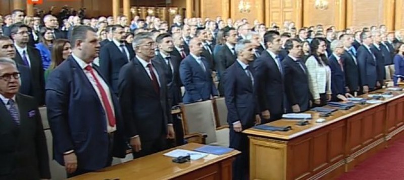 Първото заседание на парламента продължава и днес