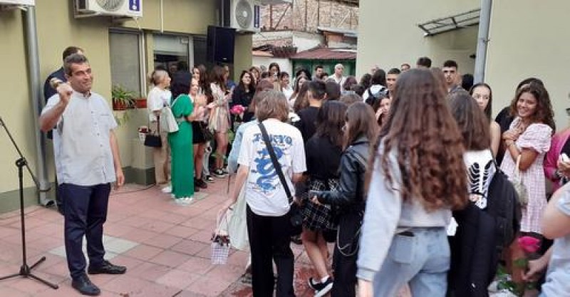 Ученици от Пловдив помогнаха на наводнената гимназия в Карлово