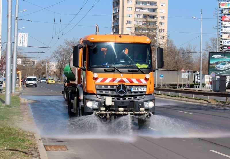Машинното метене и миене на улиците в Пловдив продължава по график