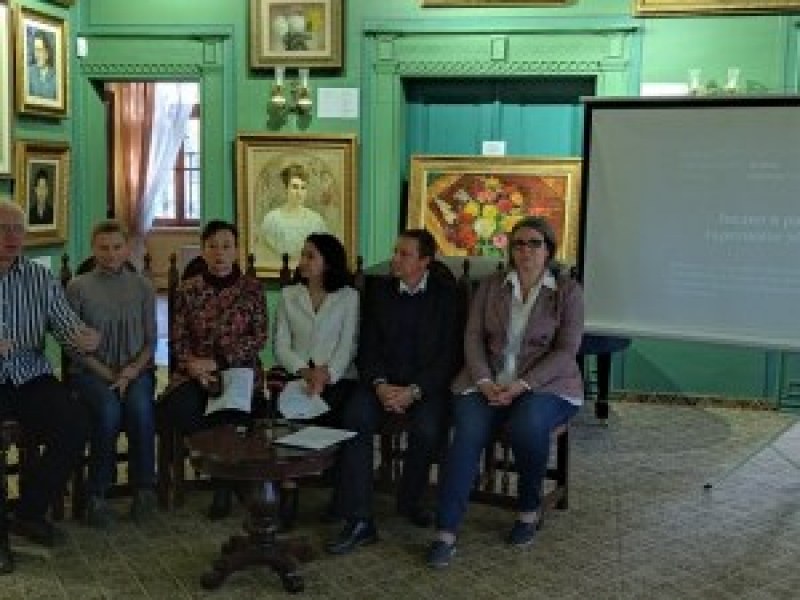 Учени помагат на бежанци от Украйна в България