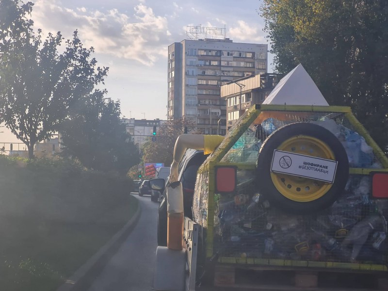 Автомобил, изработен изцяло от отпадъци, направи обиколка в Пловдив
