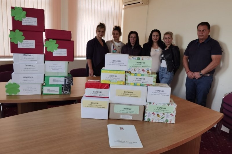 Майки от Садовско помогнаха на деца от карловското село Каравелово