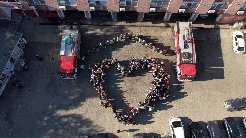 Деца от ОУ“Душо Хаджидеков“ направиха сърце за пожарникарите, които спасиха училището им