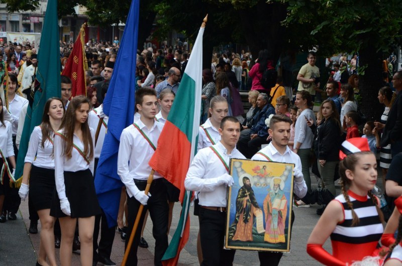Деца от пловдивските училища излизат на голямо шествие за Деня на будителите