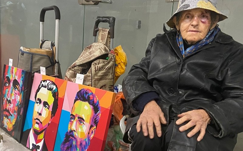 Най-мистериозният български художник подкрепя възрастна жена в Пловдив