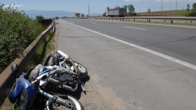 Поредният моторист е в болница, заби се в мантинела край Асеновград