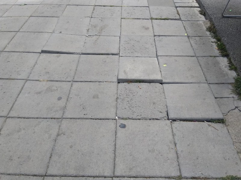 Жена осъди Община Пловдив, след като се спъна и падна на тротоар