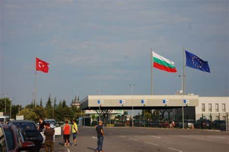 Спират преминаването през турската граница за една нощ