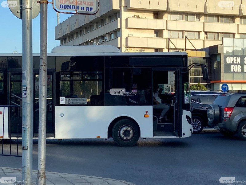 Пореден абсурд! Шофьор на автобус кара с отворени врати, докато пуши електронна цигара