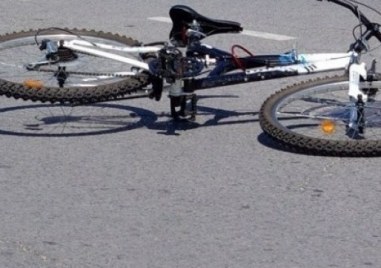 Шофьорка удари възрастен велосипедист край Калояново, човекът е с опасност за живота