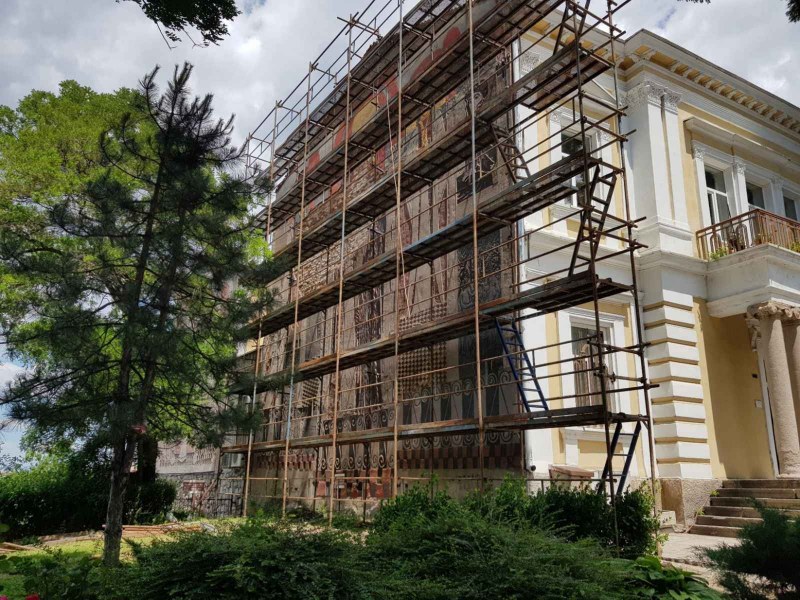 Укрепиха аварийно сграфитото “Захарий Зограф“ в Пловдив