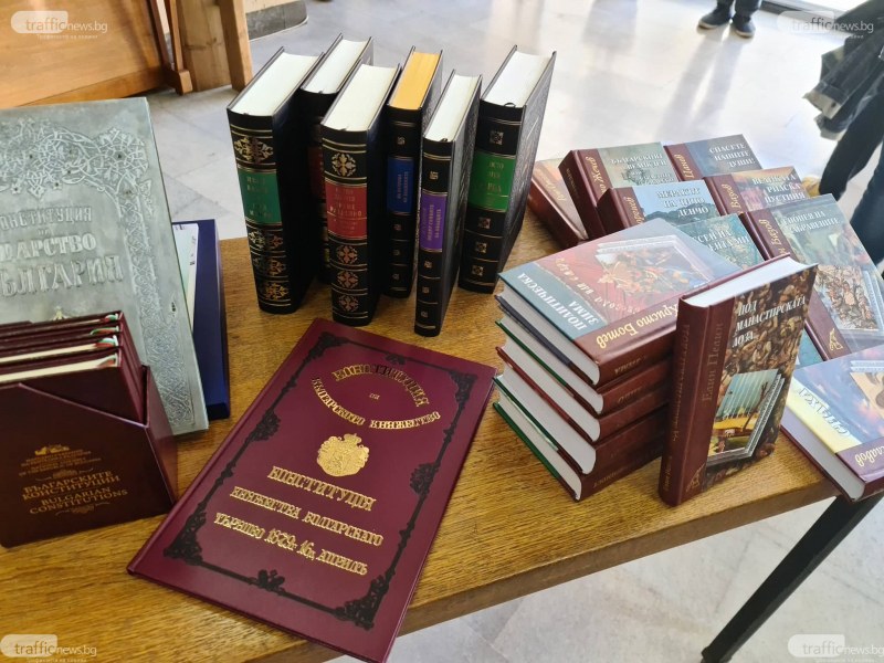 Вежди Рашидов дари ценни книги за фонда на Народната библиотека в Пловдив