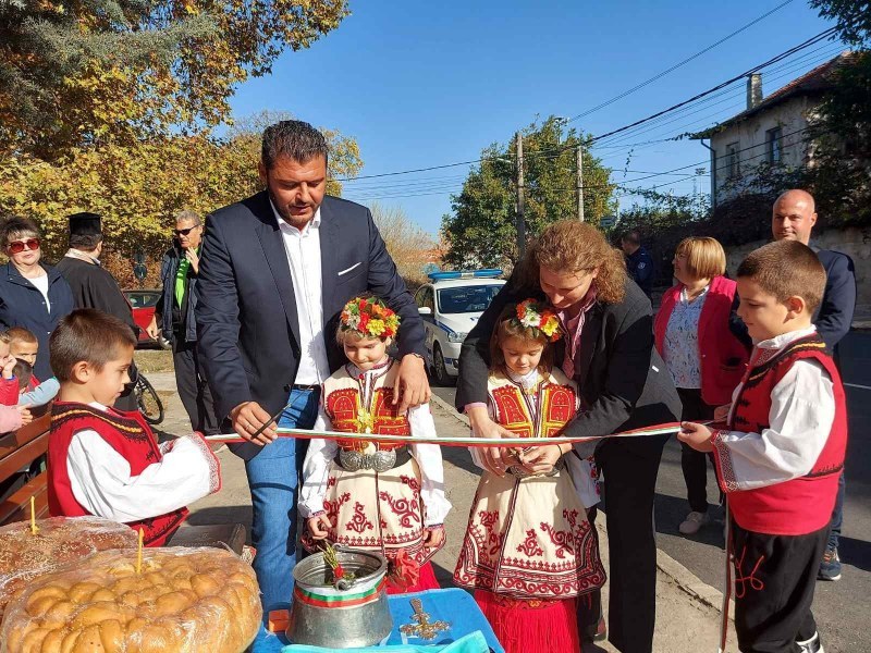 Откриха тържествено ремонтирана улица в Златитрап