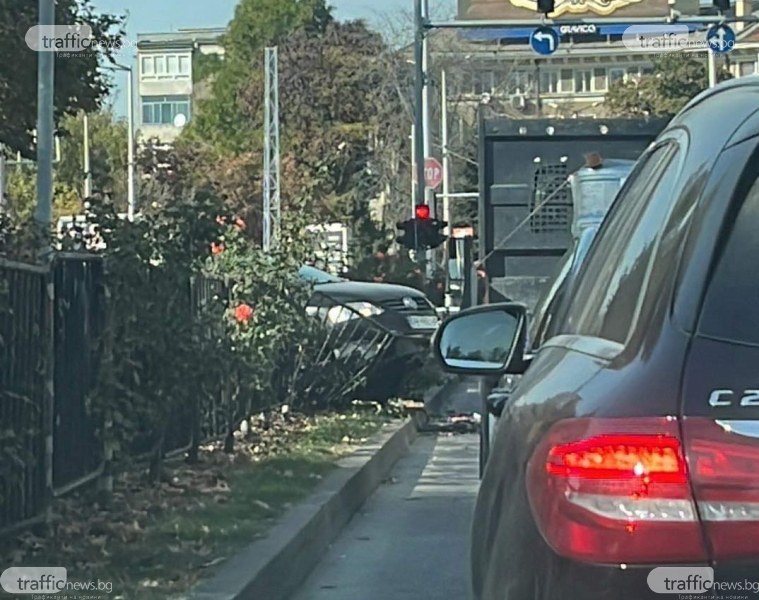 Катастрофа стана в центъра на Пловдив, кола се заби в мантинела