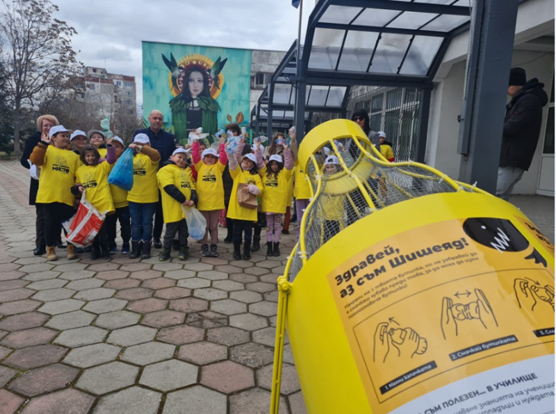 Ученици от карловска гимназия се включват в кампания за събиране на бутилки