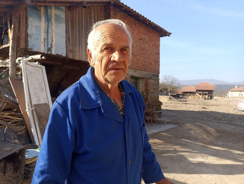 Дядо Иван от Каравелово остана с 4 зъба, за да има покрив над главата