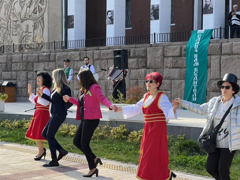 Хоро се изви на площада в Перущица на националния песенен празник