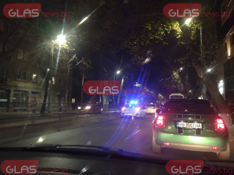Катастрофа в центъра на Пловдив, такси удари моторист