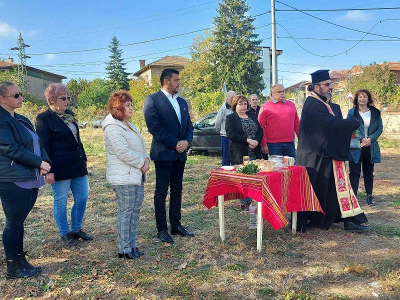 Нова детска площадка ще радва децата в Брестник, направиха първа копка