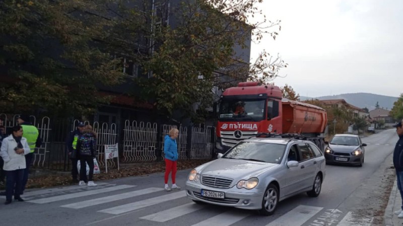 Белащенци пак протестираха срещу кариерите и трафика на камиони с материали