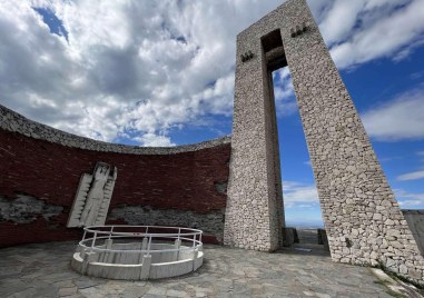 Кметът на Перущица показа истинския Паметник на трите поколения