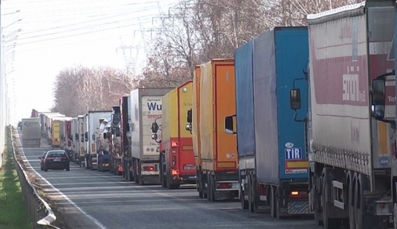 Шофьор се прибира спешно в България, майка му почина, молят колегите му да го пропуснат на границата