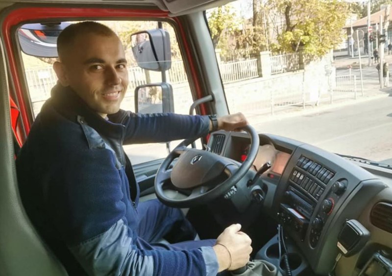 Огнеборец от Пловдив гаси пожар навръх рождения си ден