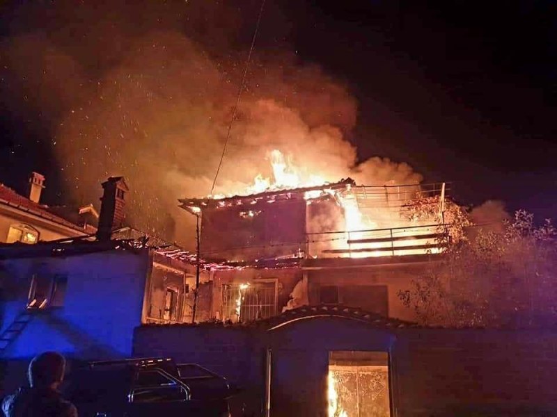 Семейство в Асеновград с три малки деца остана без дом заради пожар
