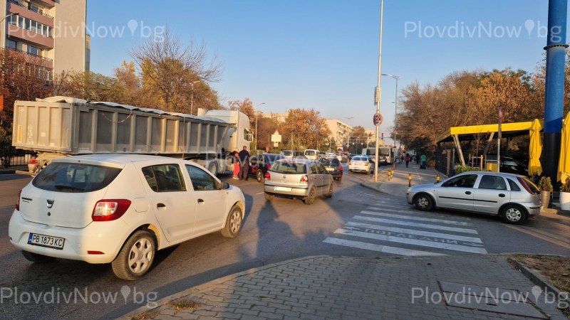 Шофьорка с Мерцедес удари камион в Кършияка, но оспорва вината си