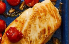 pileshko-cheri-domati-i-chasha-vino-819.png