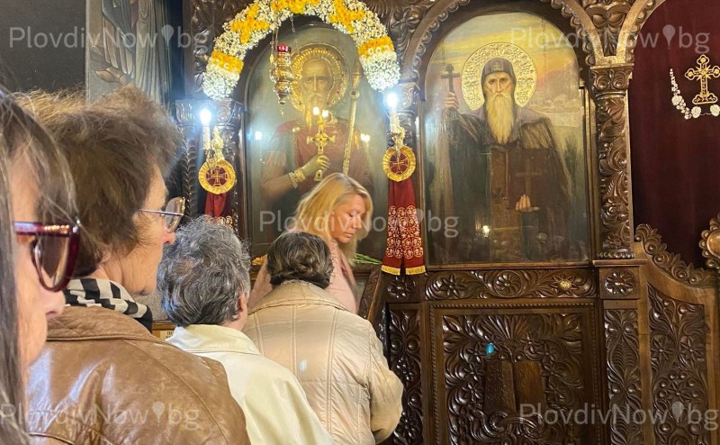 Стотици пловдивчани се молят днес пред чудотворната икона на свети Мина