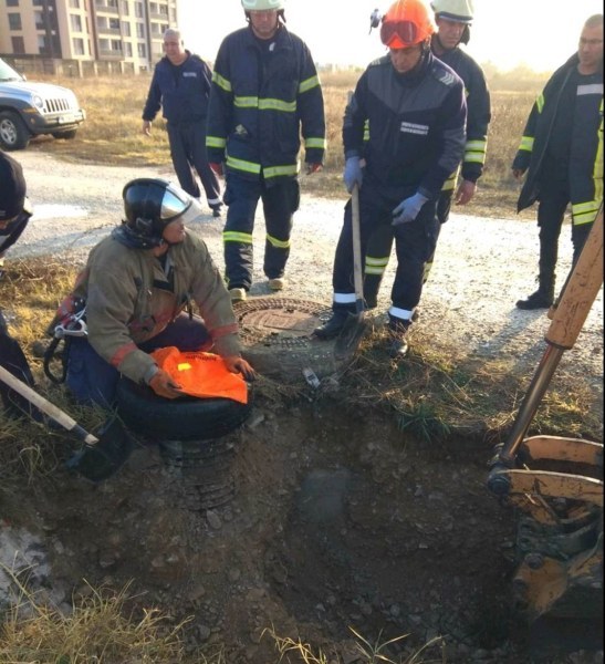 Мъжът, пропаднал в тръба в Коматево, все още е неадекватен, не може да движи крака и ръката си