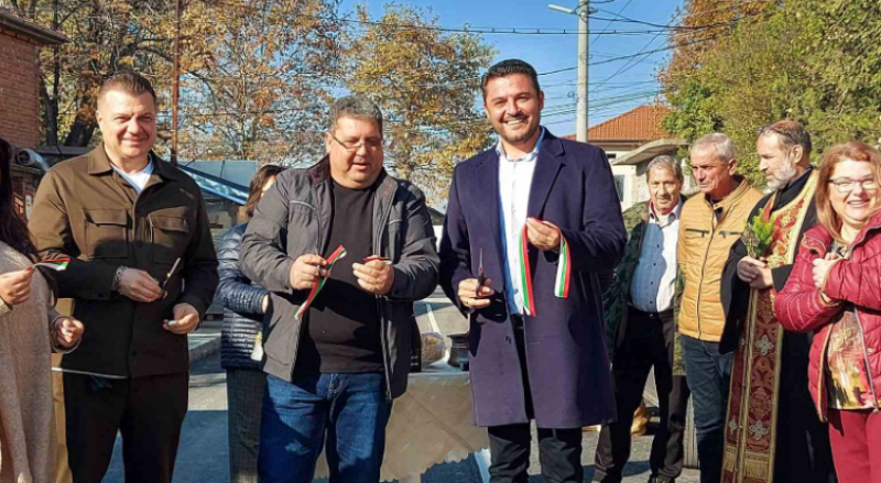 Прерязаха лентата на новоасфалтирана улица в Ягодово