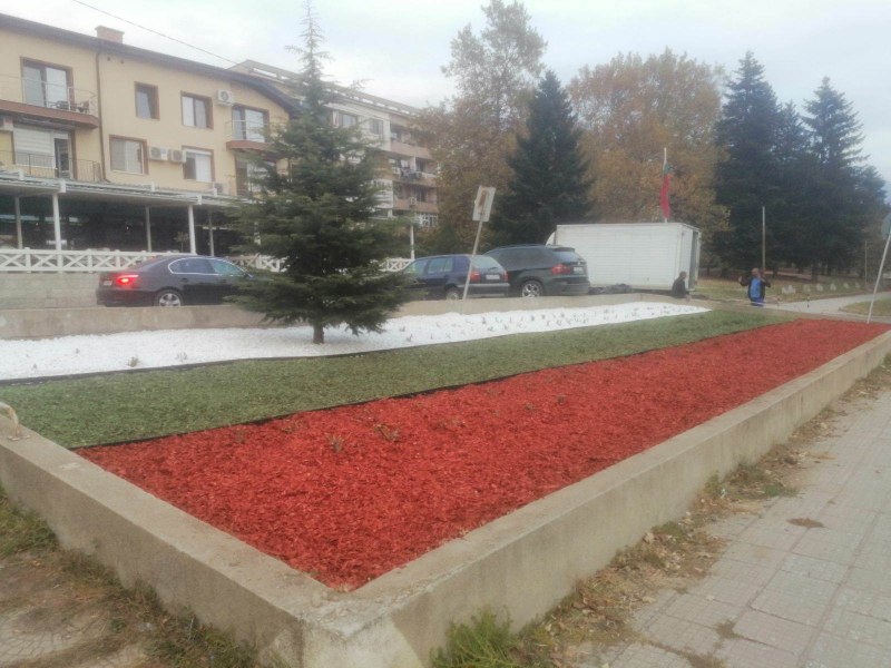 Българското знаме и символите на Карлово се появиха в две градинки