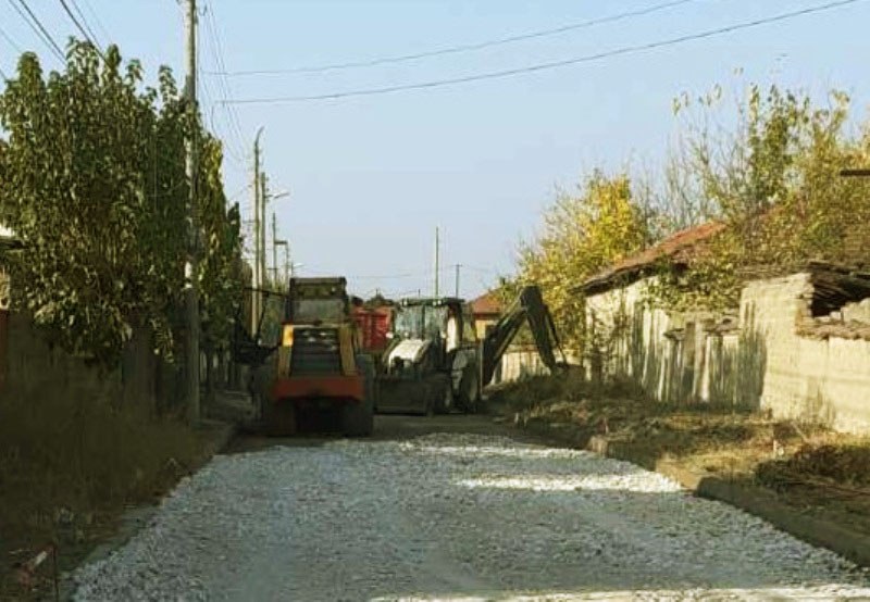 Ремонтират улици в първомайското село Градина