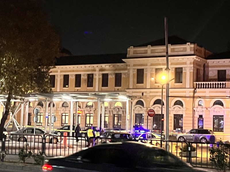 Затвориха Централна гара заради сигнал за бомба